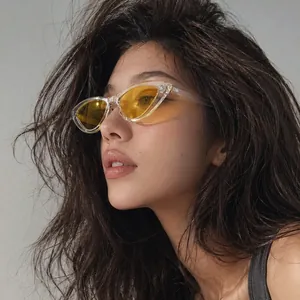 Aziatisch model met retro cat-eye zonnebril, transparant montuur en gele glazen voor dames
