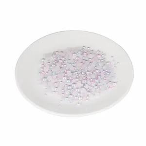 Dettaglio di mezze perle color pastello per la decorazione unghie fai-da-te