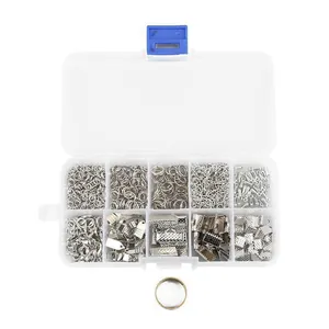 Gedetailleerd overzicht van zilveren sieraden maken benodigdheden in een opbergdoos