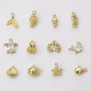Vista dettagliata di ciondoli marini in ottone placcato oro 14K con accenti in zircone