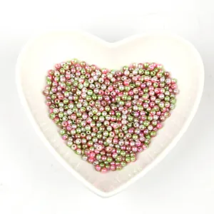 Primer plano de perlas de imitación de ABS de colores en cuenco de corazón para arte de uñas