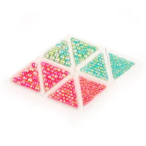 Detalle de perlas redondas de imitación ABS de colores para decoración de uñas DIY