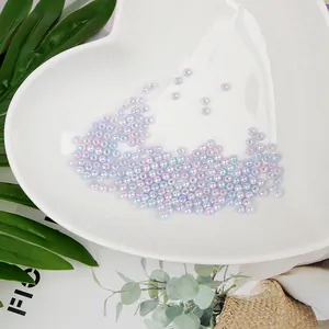 Vista detallada de perlas de imitación ABS iridiscentes en un plato con forma de corazón
