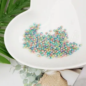 Primer plano de perlas de imitación redondas e irisadas en un plato blanco de corazón