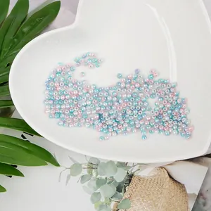 Primer plano de perlas de imitación redondas de ABS en colores pastel para joyas y uñas