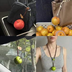 Detalles de colgantes de manzana realistas para collares, bolsos y adornos para el coche.