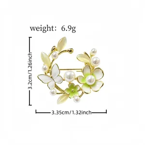 Detailweergave van bloemenkrans broche met parels, kattenoogstenen, 3,2 cm hoog en 6,9 g gewicht