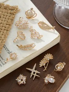 Nahaufnahme einer Kollektion von Vintage-Goldbroschen mit vielfältigen, von der Natur inspirierten Formen