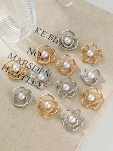 Set aus vintage französischen Kamelien-Broschen mit Perlen in Gold- und Silberoptik