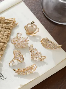 Set aus Vintage-Broschen in Goldoptik mit Kristalleinlage in eleganten Formen