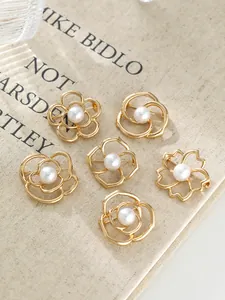 Detailaufnahme verschiedener Vintage-Kamelien-Broschen in Gold mit eleganten Perlen