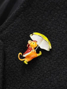 Dettaglio ravvicinato di una spilla a forma di scoiattolo con strass rossi su tessuto nero