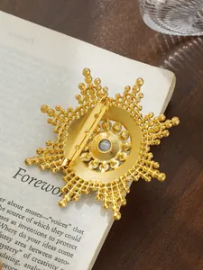 Detaillierte Rückansicht der goldenen Sonnenblumen-Brosche mit Sicherheitsverschluss.