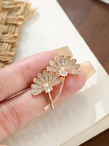 Detailaufnahme der Vintage-Ginkgoblatt-Brosche mit Kristallen in Gold
