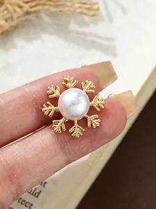 Eleganter goldener Schneeflocken-Anstecker mit Perle, ideal für die Kleidung Dekoration.