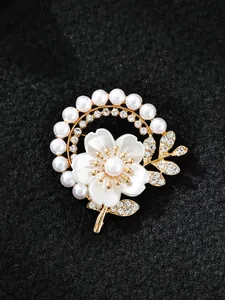 Eleganter 3D Blumen Brosche Anstecknadel mit weißen Perlen und Strass auf schwarzer Wolle