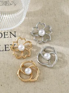 Elegante Perlenblumen-Broschen im französischen Stil in Gold und Silber auf Leinen