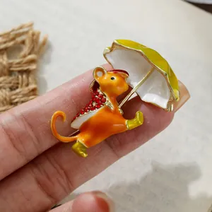 Adorabile spilla a scoiattolo in smalto con ombrello e strass rossi scintillanti