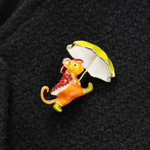 Simpatica spilla a scoiattolo in smalto con ombrello giallo e strass rossi brillanti