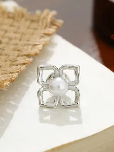 Eleganter silberner Blumen-Anstecker mit weißer Perle für Kleidungsdekoration Detail