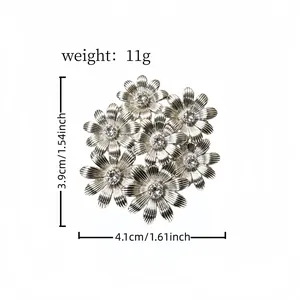 Vue détaillée d'une broche fleur argentée vintage avec strass et dimensions