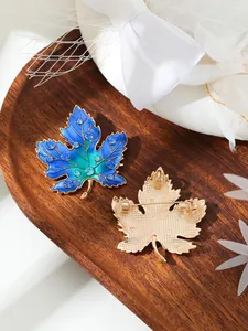 Detailansicht der Vorder- und Rückseite einer blauen Ahornblatt-Brosche mit Strass