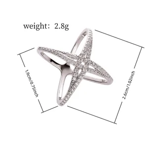 Vue détaillée de la boucle de foulard en forme d'étoile argentée avec strass et dimensions
