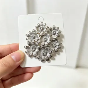 Gros plan d'une élégante broche marguerite vintage en argent avec strass brillants