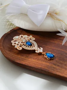 Eleganter goldfarbener Broschen-Anhänger im Hofstil mit blauen Kristall-Tropfen