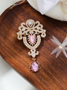 Detailansicht einer Vintage-Brosche im Palaststil mit eleganten rosa Kristallanhängern