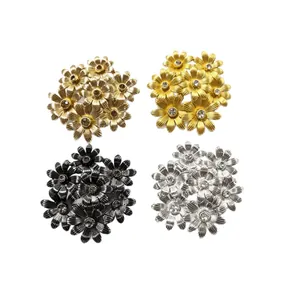 Broches fleurs vintage élégantes avec strass étincelants en quatre tons métalliques