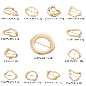 Assortimento di fibbie decorative in lega d'oro irregolari con dimensioni e pesi