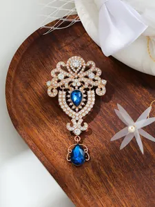 Detail einer Vintage Palast-Brosche mit blauen Kristalltropfen und Strasssteinen