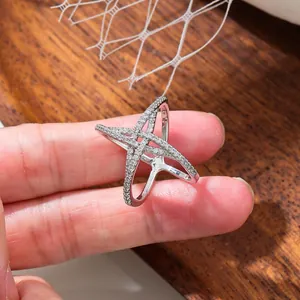 Élégante boucle de foulard étoile argentée à quatre branches avec strass brillants