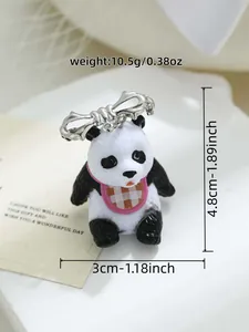 Macro-weergave van een 3D panda-hars hanger met afmetingen en gewicht.