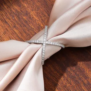 Boucle de foulard élégante en forme de X argentée avec strass brillants sur soie