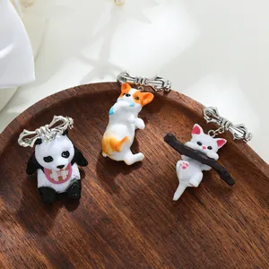Gedetailleerd beeld van schattige 3D dierenbroches van hars: panda, corgi en kat