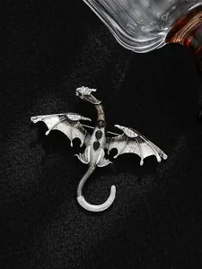 Exquisites Makro-Detail einer Vintage-Drachenbrosche mit Silberlegierung und Emaille