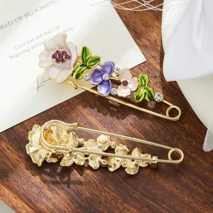 Spilla di sicurezza floreale vintage in smalto placcato oro con accenti di strass