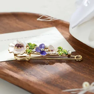 Elegante spilla a fiore in smalto a forma di balia con tulipano e strass brillanti