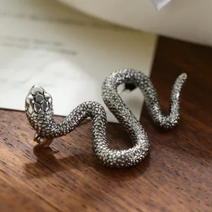 Broche de serpiente de plata antigua con escamas detalladas, accesorio de moda unisex