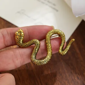 Broche de serpiente dorado vintage con textura de escamas detallada para hombres y mujeres.