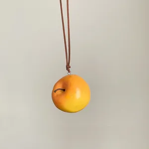 Colgante de manzana amarilla realista en un collar de cordón marrón minimalista chic