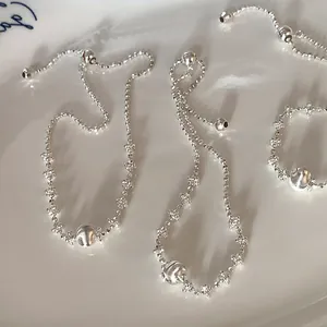 Détail de l'ensemble bracelet et bague ajustable avec boule d'argent brossé