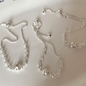 Gros plan d'un bracelet en argent à boules brossées avec fermoir ajustable à cordon