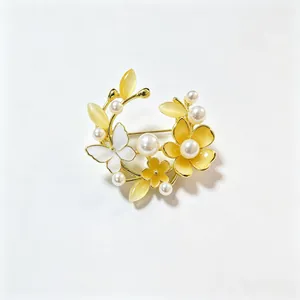 Gedetailleerde macro-opname van een vintage bloemenbroche met parels en gele stenen