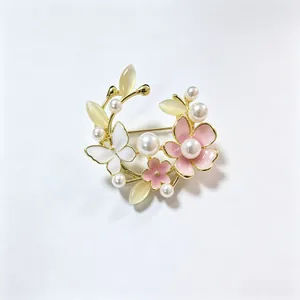 Elegante cirkelvormige bloemenkrans broche met parels en roze emaille bloemen voor pakken.