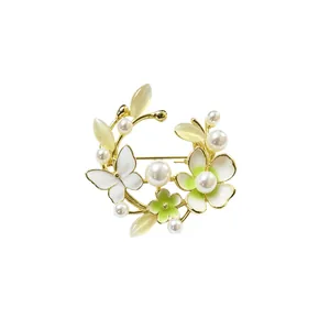 Elegante vintage bloemenkrans broche met witte parels en kattenoogstenen op goudkleur