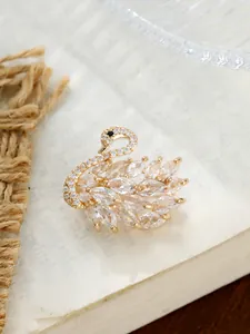 Detailaufnahme einer eleganten Schwanen-Brosche mit Marquise-Kristallen in Gold