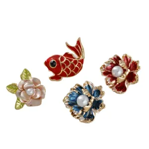 Set aus Emaille-Blumen- und Koi-Fisch-Brosche im japanischen Stil mit weißen Perlen